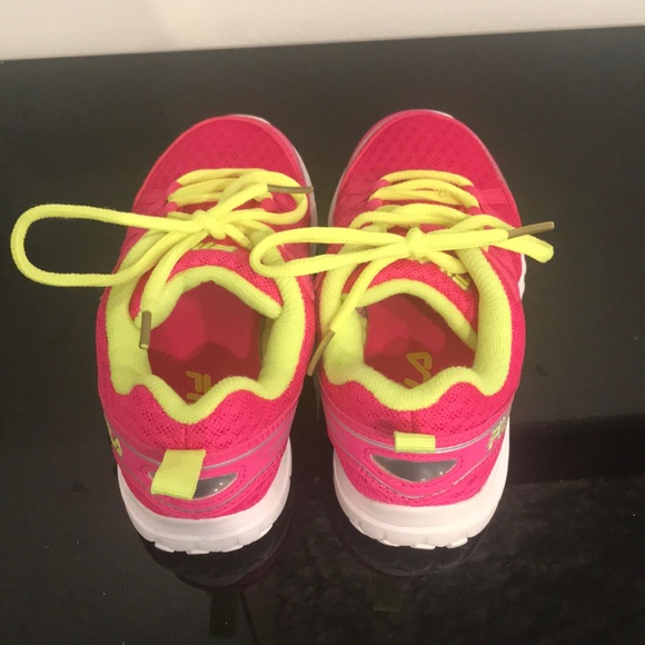 NEW FILA GIRL’S FLYVER ANKLE HIGH RUNNING SHOE NEW FILA GIRL’S FLYVER ANKLE HIGH RUNNING SHOE